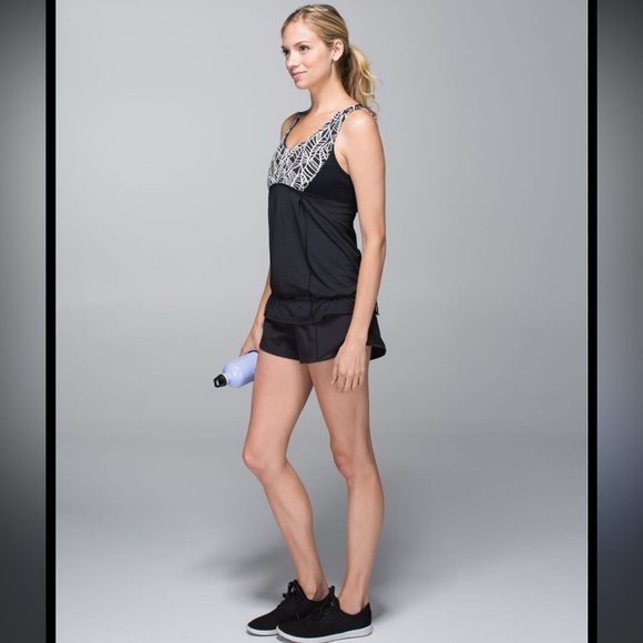 Lululemon- Hustle & Bustle Tank- B&W Palm fronds- Sz 10 - Picture 5 of 15